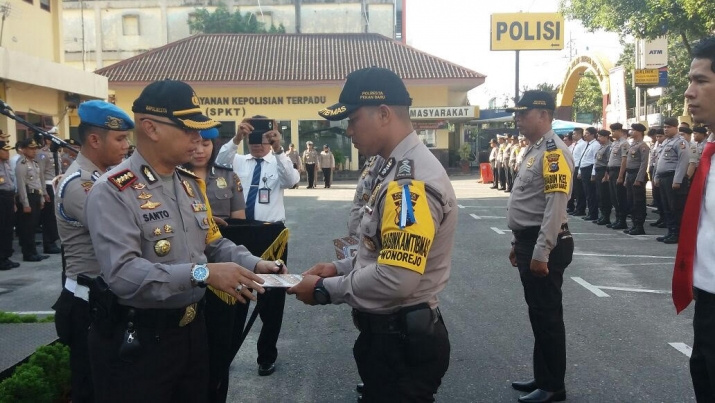 28 Personel Polresta Pekanbaru Naik Pangkat, 52 Personel Terima Penghargaan
